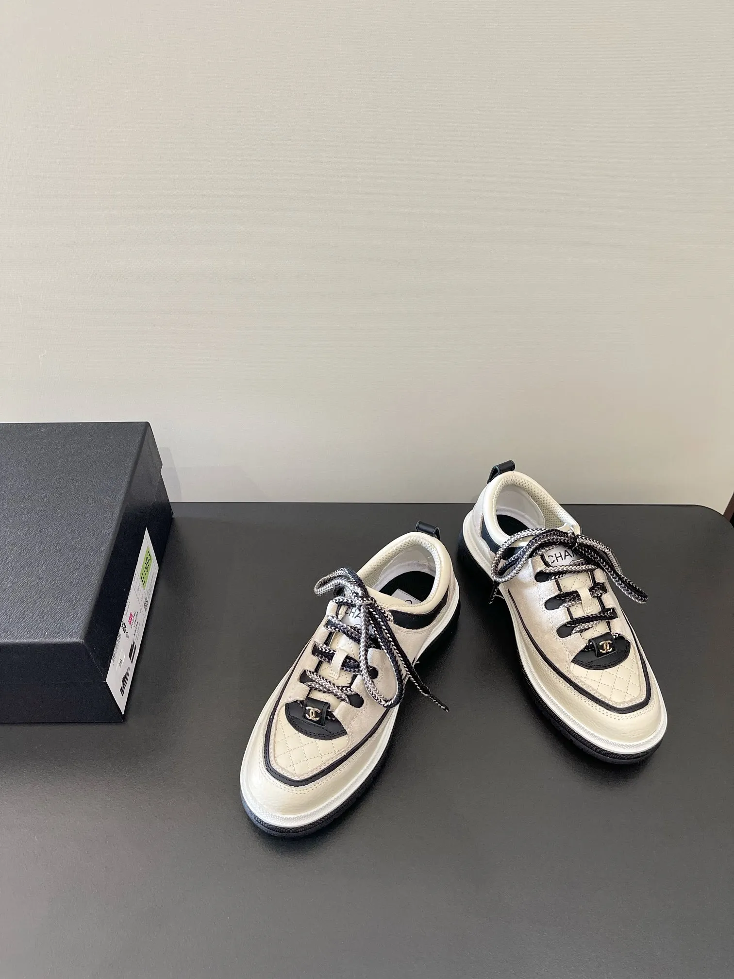 👟👟Ex-factory price 560👟👟 𝐂𝐇𝐀𝐍𝐄𝐋 Chanel's latest diamond lace sports sneakers in new colors ✔️ Full cowhide leather surface. The new color matching fabric adds many elements to make it look very delicate. When you put it on, your legs will become longer in seconds. The authentic replica of the counter. The upper part can be said to be really super good! Size: 35-41 original packaging